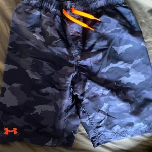 Under Armour size large boys